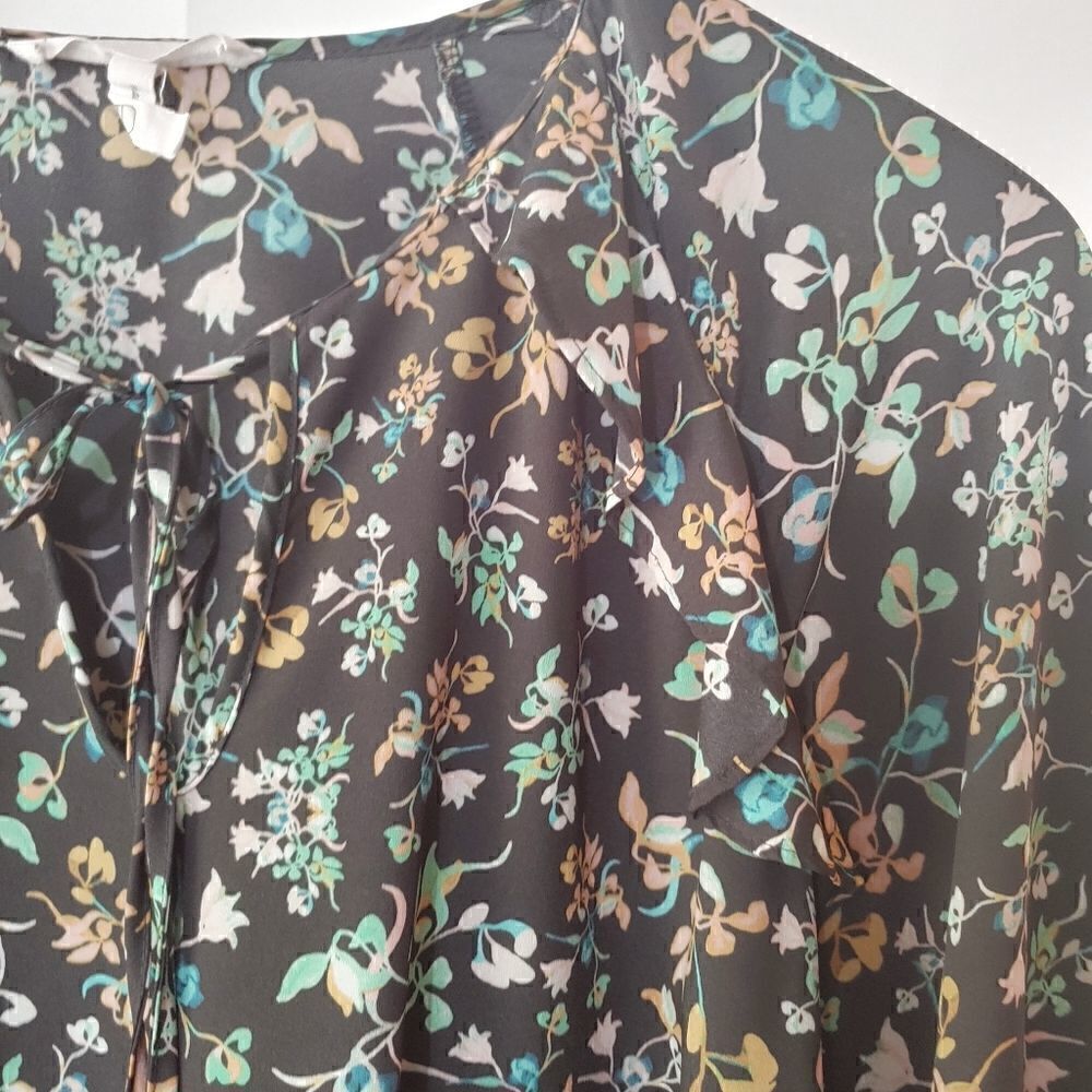 BCBGeneration Floral Keyhole Ruffled Top Small Bell Sleeve NWOT - Picture 4 of 6